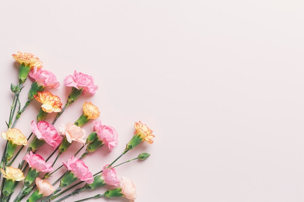 Mazzo di fiori arancioni e rosa