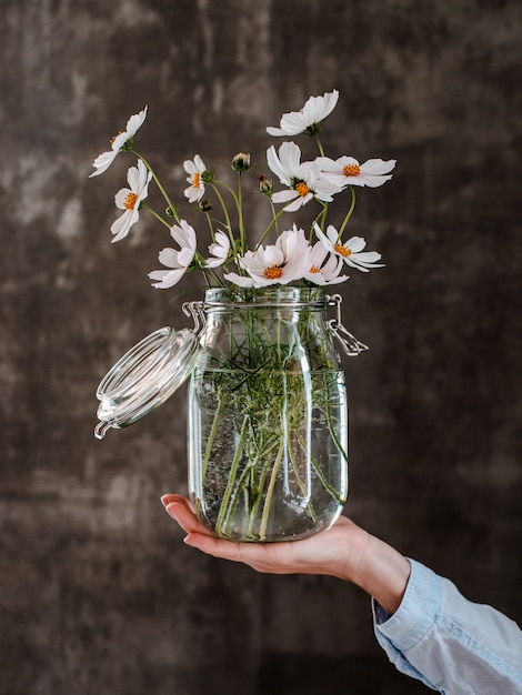 Mazzo di fiori bianchi in un vaso di vetro