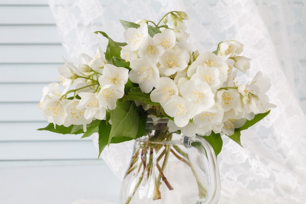 Mazzo di fiori bianchi in un vaso