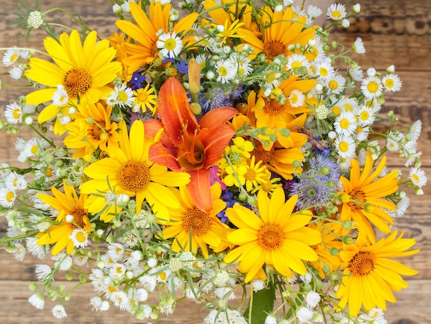 Mazzo di fiori di campo su vecchie tavole di legno