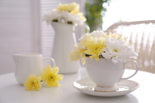 Mazzo di fiori di crisantemo in tazza sul tavolo