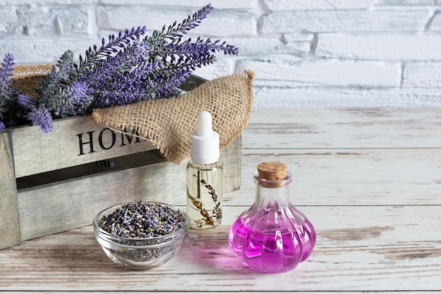 Mazzo di fiori di lavanda e olio di lavanda aromatico Concetto di spa o medicina alternativa