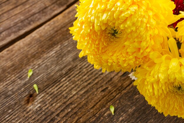 Mazzo di fiori di mamma gialla da vicino sul tavolo di legno