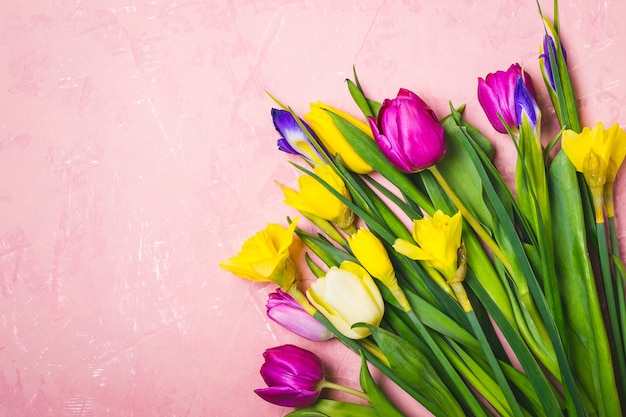 Mazzo di fiori di primavera multicolore