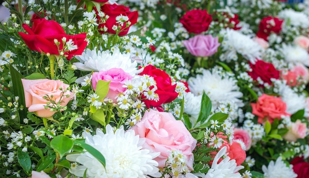 Mazzo di fiori o cornice di fiori freschi colorati e sfondo bouquet