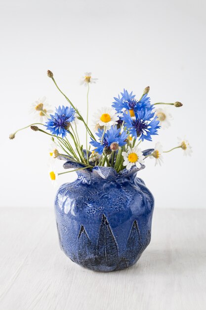 Mazzo di fiori selvaggi in un vaso blu