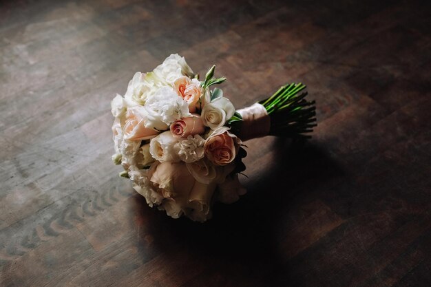 Mazzo di fiori su uno sfondo di legno dettaglio del matrimonio