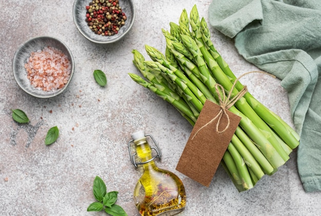 Mazzo di gambi di asparagi crudi con diverse spezie