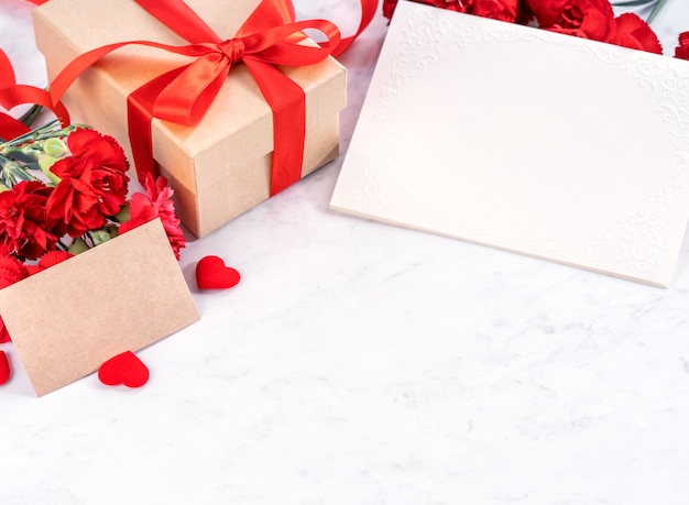 Mazzo di garofano rosso con confezione regalo per il concetto di saluto festa della mamma.