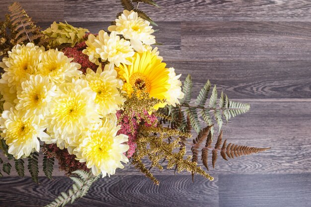 Mazzo di gerbera e crisantemo