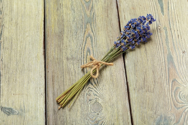 Mazzo di lavanda secca su fondo di legno