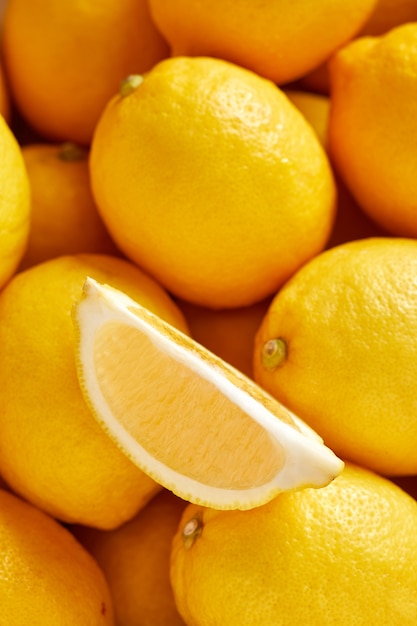 Mazzo di limoni freschi nel mercato degli alimenti biologici. Un limone tagliato