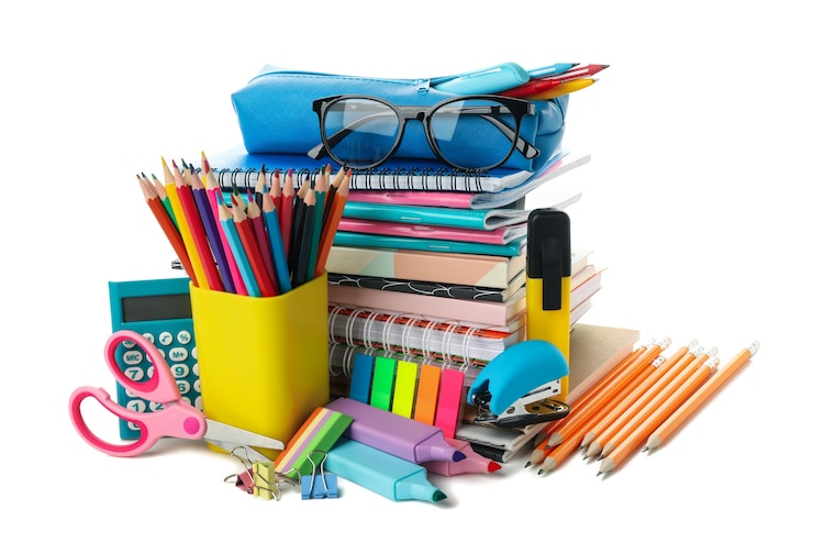 Foto mazzo di materiale scolastico isolato su bianco