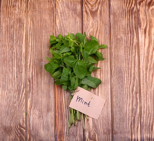 Mazzo di menta sui bordi, legno