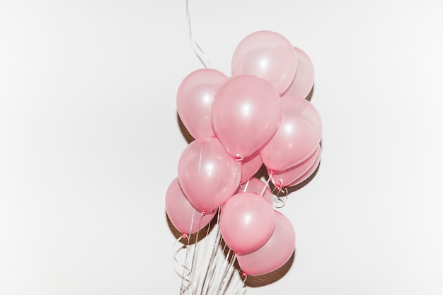 Mazzo di palloncini rosa isolato su sfondo bianco