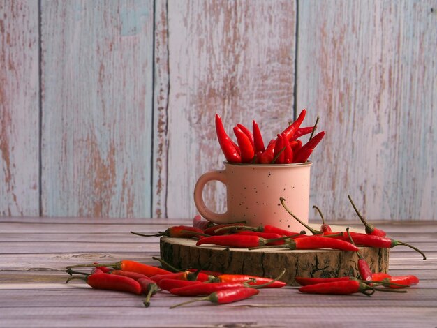 Mazzo di peperoncino rosso fresco in una piccola tazza di ceramica