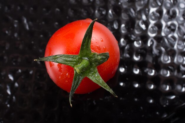 Mazzo di pomodorini naturali freschi saporiti maturi rossi