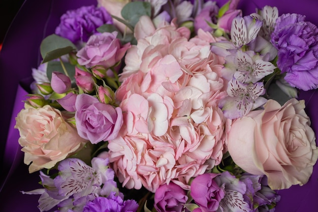 Mazzo di primavera colorato primo piano con molti fiori diversi gelatina.