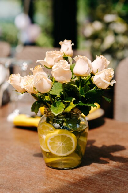 mazzo di rose in vaso