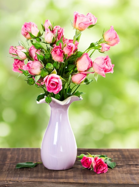 Mazzo di rose rosa in vaso di ceramica