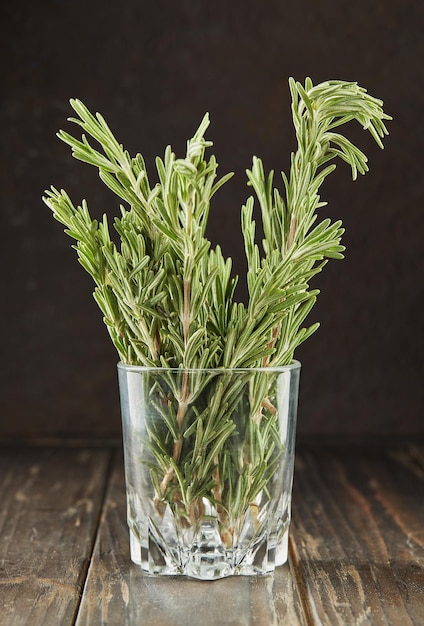 Mazzo di rosmarino fresco in vetro erbe aromatiche da aggiungere al cibo