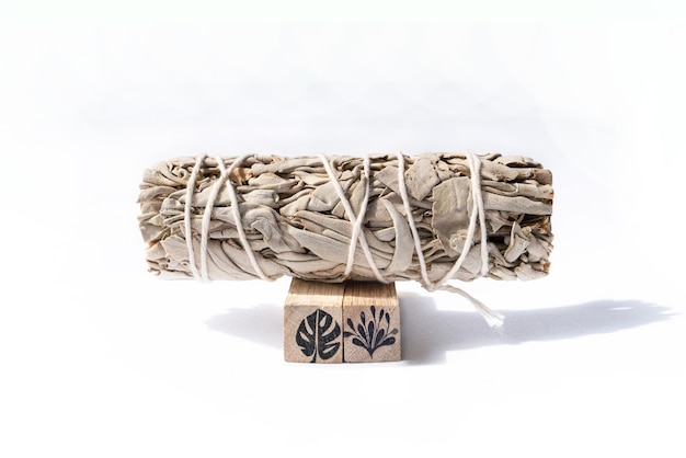 Mazzo di salvia bianca su tronchi di legno