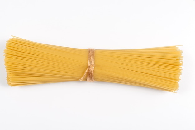 Mazzo di spaghetti isolato su bianco