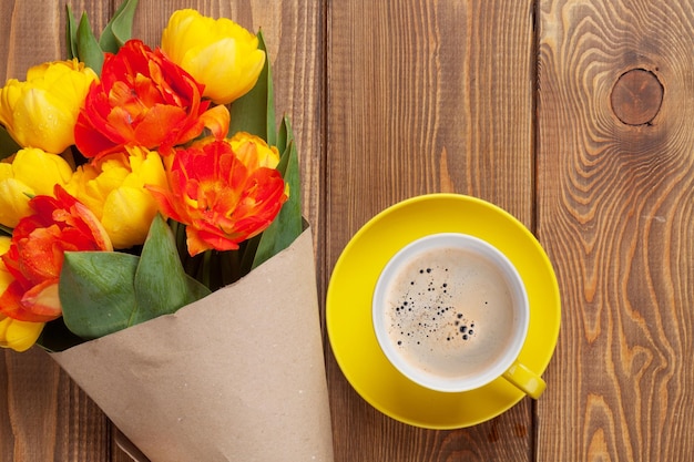 Mazzo di tulipani colorati e tazza di caffè