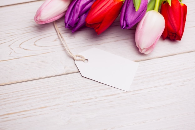 Mazzo di tulipani e carta bianca