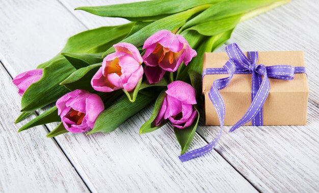 Mazzo di tulipani e confezione regalo