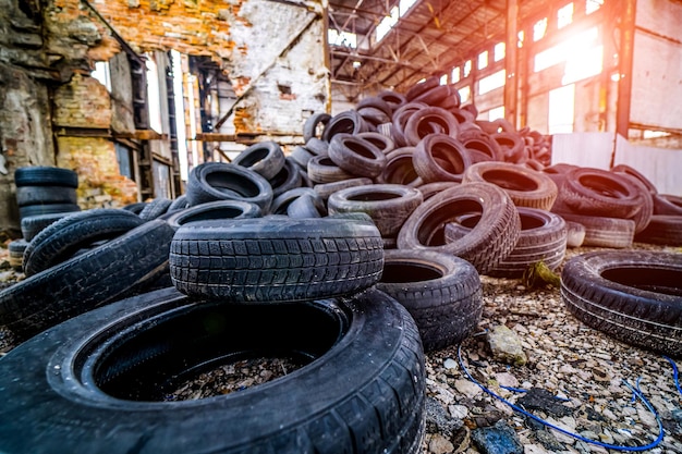 Mazzo di vecchi pneumatici di auto usate Lotto di sfondo di pneumatici per auto e camion usati