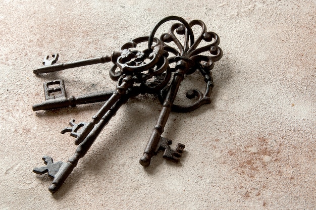 Mazzo di vecchie chiavi di ghisa