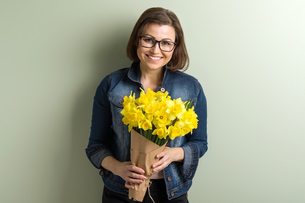 Mazzo felice maturo della tenuta della donna