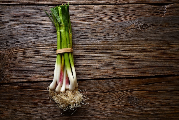 Mazzo verde dell&#39;aglio su un fondo di legno