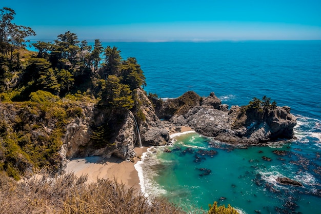 Mcway Waterfall e la sua spiaggia di acqua cristallina California Stati Uniti