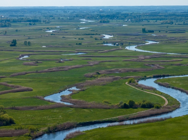 Meandri del fiume Narew vicino a Tykocin in Polonia drone vista aerea fotografia paesaggistica