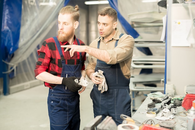 Meccanici che discutono di lavoro