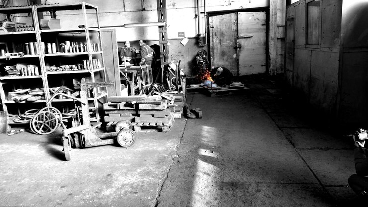 Foto meccanici che lavorano insieme in officina