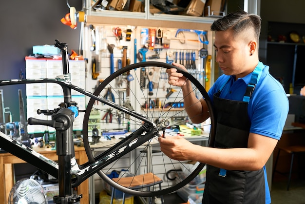 Meccanico assemblaggio ruote di bicicletta