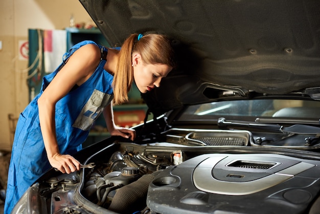 Meccanico auto femminile ripara auto nel garage