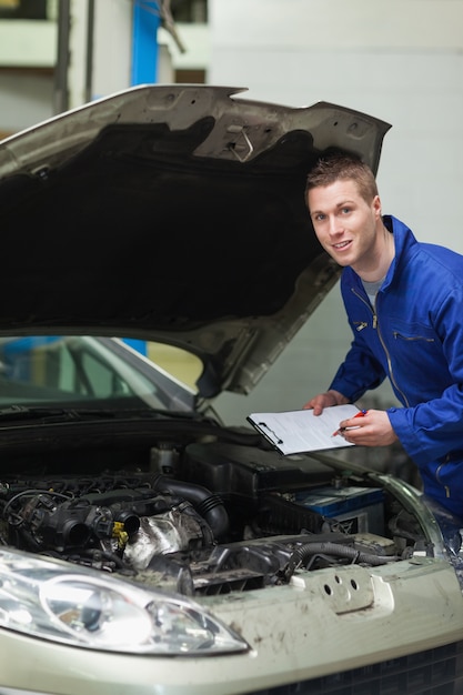 Meccanico auto ispezionando auto