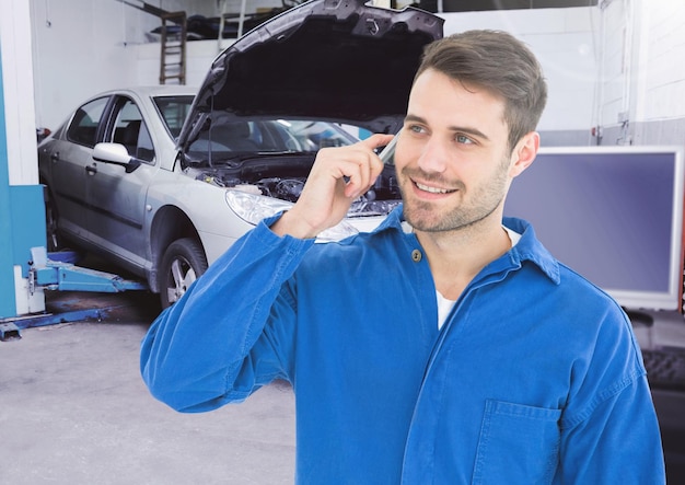 Meccanico automobilistico tramite telefono cellulare in officina