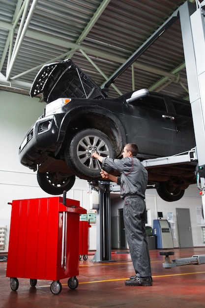 Meccanico che fa servizio di manutenzione dell'auto