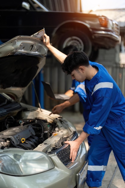 Meccanico che lavora in garage Servizio di riparazione