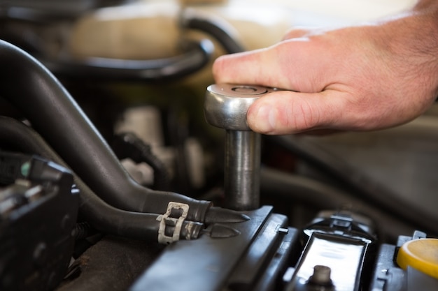 Meccanico che lavora su un motore