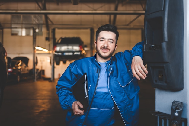 meccanico che ripara auto nel garage di servizio