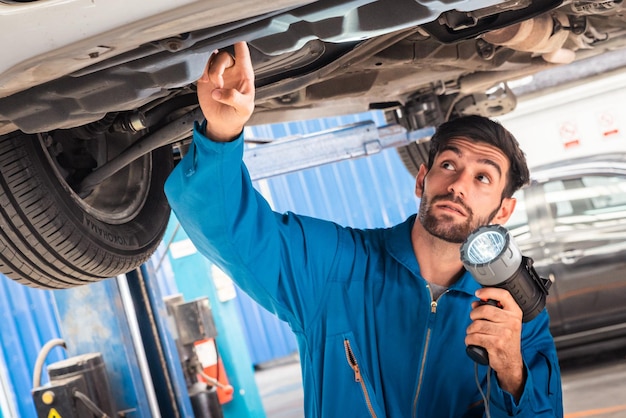 Meccanico che ripara l'auto in garage