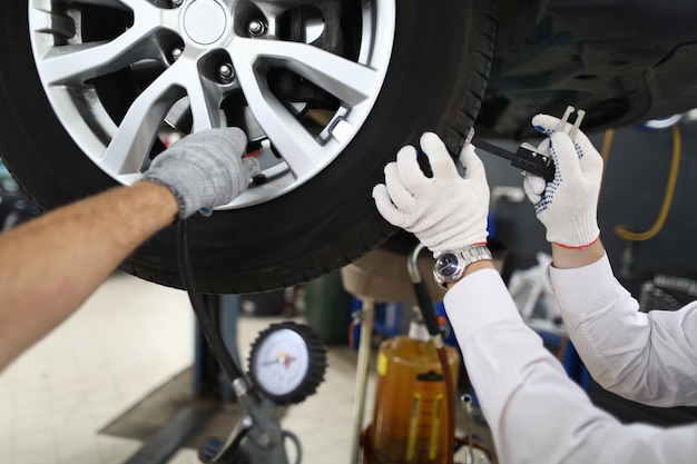 Meccanico che ripara la gomma stagionale di un'automobile