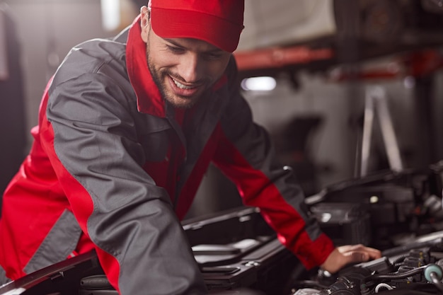 Meccanico che ripara motore di auto