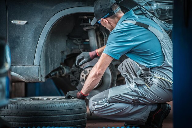 Meccanico di auto al lavoro